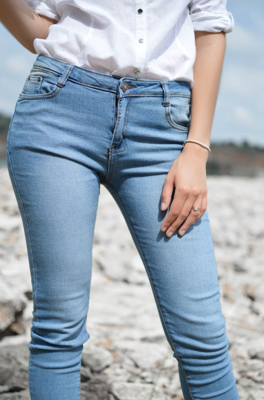 Women's Classic Mid-Wash Skinny Jeans